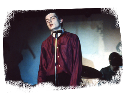 Ian Curtis lors de l’unique concert parisien de Joy Division, aux Bains Douches, 19 décembre 1979 © Danny Dupic / Sordide Sentimental